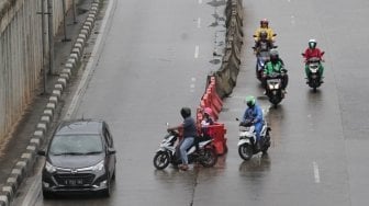 Pengendara motor melawan arus lalu lintas di Jalan M Saidi Raya, Jakarta Selatan, Rabu (27/6)