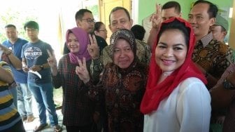 Risma dan Puti Jadi Rebutan Foto Selfie di TPS