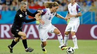 Gelandang Timnas Islandia Birkir Bjarnason (kanan) dibayangi oleh gelandang Timnas Kroasia Mateo Kovacic [Anadolu Agency]