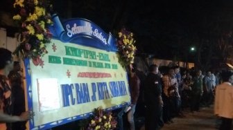 Karangan Bunga Ucapan Selamat Berjajar di Kediaman Khofifah