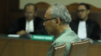 Terdakwa kasus merintangi penyidikan korupsi e-KTP Dokter Bimanesh Sutarjo menjalani sidang pembacaan tuntutan di Pengadilan Tipikor, Jakarta, Kamis (28/6). 