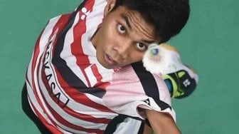 Pebulu tangkis asal Jawa Tengah Suryo Nugroho mengembalikan kok kearah lawannya pebulu tangkis Jawa Barat Deva Anrimushti dalam babak final nomor tunggal putra SU 5 Indonesia Para Games Invitation Tournament di Jakarta, Kamis (28/6). 