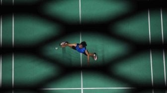 Pebulu tangkis Jawa Barat Deva Anrimushti mengembalikan kok kearah lawannya pebulu tangkis Jawa Tengah Suryo Nugroho dalam babak final nomor tunggal putra SU 5 Indonesia Para Games Invitation Tournament di Jakarta, Kamis (28/6).