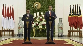 Presiden Joko Widodo (kanan) bersama Presiden Timor Leste Francisco Guterres Lu Olo menyampaikan keterangan pers bersama saat kunjungan kenegaraan di Istana Bogor, Jawa Barat, Kamis (28/6).