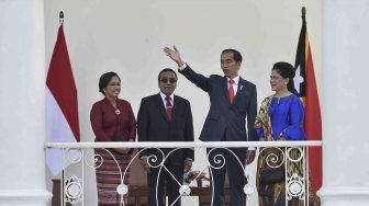 Presiden Joko Widodo (kedua kanan) didampingi Ibu Negara Iriana Joko WIdodo (kanan) berbincang dengan Presiden Timor Leste Francisco Guterres Lu Olo (kedua kiri) dan Ibu Negara Timor Leste Cidalia Lopes Nobre Mouzinho (kiri) di beranda Istana Bogor, Jawa Barat, Kamis (28/6).