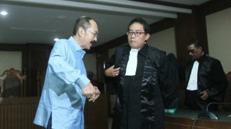 Terdakwa kasus perintangan penyidikan kasus korupsi e-KTP Fredrich Yunadi menjalani sidang putusan di pengadilan Tipikor, Jakarta Pusat, Kamis (28/6). 