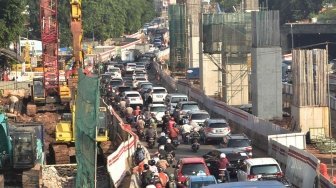 Sejumlah pengendara terjebak kemacetan di Jalan MT Haryono, Cawang, Jakarta Timur, Kamis (28/6)