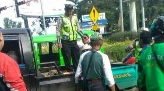 Nyalip dari Kiri, Penumpang Ojek Online Tewas Terlindas Bus