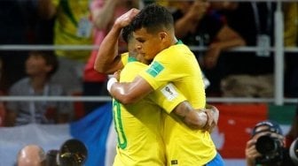 Bek Brasil Thiago Silva merayakan golnya ke gawang Serbia dengan Neymar. (Sefa Karacan/Anadolu) 