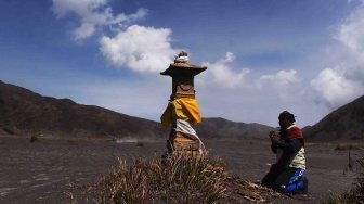 Masyarakat Suku Tengger berdoa di Pura di kawasan Gunung Bromo, Probolinggo, Jawa Timur, Jumat (29/6).