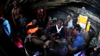 Masyarakat Suku Tengger menyiapkan sesajen ketika mengambil air suci di mata air widodaren di kawasan Gunung Bromo, Probolinggo, Jawa Timur, Jumat (29/6). 