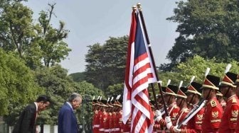 Presiden Joko Widodo (kiri) bersama Perdana Menteri Malaysia Mahathir Mohamad (kedua kiri) memberikan penghormatan kepada bendera negara saat upacara penyambutan tamu negara di Istana Bogor, Jawa Barat, Jumat (29/6).