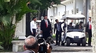 Ajak Salat Jumat, Jokowi Gantian Sopiri Mahathir