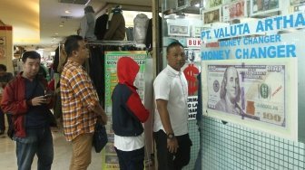 Gerai penukaran mata uang asing di ITC Kuningan, Jakarta, Jumat (29/6) . 