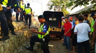 Jalan Kaki, Mahasiswa Tewas Tersambar KRL Cikarang - Jakarta
