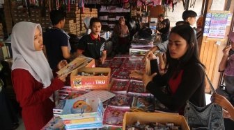 Distributor penjualan alat tulis di kawasan Pasar Kramat Jati, Jakarta, Sabtu (30/6). 