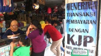 Distributor penjualan alat tulis di kawasan Pasar Kramat Jati, Jakarta, Sabtu (30/6). 