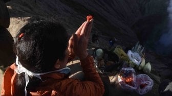 Masyarakat suku Tengger melarung sesajinya berupa hasil pertaninan ke kawah Gunung Bromo pada Upacara Yadnya Kasada, Probolinggo, Jawa Timur, Sabtu (30/6). 