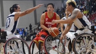 Pebasket kursi roda Indonesia Donald Putra Santoso (kedua kiri) dihadang sejumlah pebasket Thailand pada ajang Indonesia Para Games Invitational Tournament di Kompleks Gelora Bung Karno, Senayan, Jakarta, Senin (2/7). 