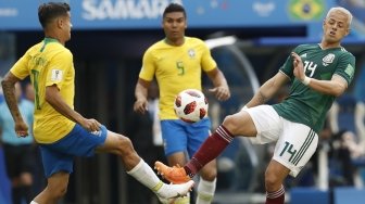 Penyerang Timnas Meksiko, Javier Hernandez (kanan) berebut bola dengan gelandang Brasil Philippe Coutinho (kiri) (Anadolu Agency)