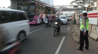 Suasana arus lalu lintas pada hari pertama uji coba perluasan kawasan ganjil genap di Jalan MT Haryono, Jakarta, Senin (2/7). 