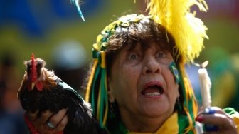 Suporter fanatik Brasil mendukung tim kesayangannya berlaga di Samara Arena melawan Meksiko di babak 16 besar Piala Dunia 2018 (Mauro PIMENTEL / AFP)