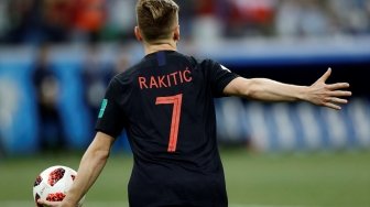 Gelandang Kroasia Ivan Rakitic merayakan golnya ke gawang Denmark dalam adu penalti. (Anadolu Agency)