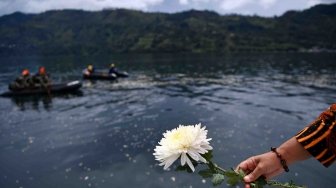 Tabur Bunga Tenggelamnya KM Sinar Bangun