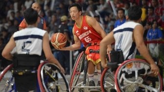 Pebasket kursi roda Indonesia Donald Putra Santoso (kedua kiri) dihadang sejumlah pebasket Thailand pada ajang Indonesia Para Games Invitational Tournament di Kompleks Gelora Bung Karno, Senayan, Jakarta, Senin (2/7). 