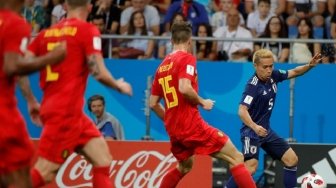 Bek kiri Jepang, Yuto Nagatomo (kanan), mendapat pengawalan ketat dari pemain Belgia, Thomas Meunier, dalam pertandingan 16 Besar Piala Dunia 2018 yang dimenangkan Belgia dengan skor 3-2 di Rostov Arena, Rusia, Selasa (3/7) dini hari WIB. [Anadolu]