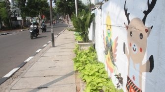 Mural dibuat guna menyambut dan memeriahkan Asian Games 2018. [suara.com/Oke Atmaja].