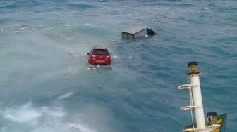 Proses Evakuasi Penumpang KM Lestari Maju Gunakan Kapal Nelayan