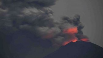 Terus Aktif, Gunung Agung Kembali Erupsi Pagi Ini