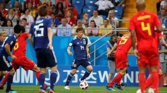 Gelandang Jepang, Takashi Inui (tengah), membawa bola mencoba melewati pemain Belgia dalam 16 Besar Piala Dunia 2018 di Rostov Arena, Rusia, Senin (2/7/2018) atau Selasa dini hari WIB. [Anadolu]