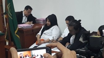 Dhawiya Nangis Bahagia Usai Divonis 1,5 Bulan Rehabilitasi