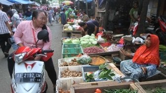 Pedagang kebutuhan pokok di Pasar Rumput, Jakarta, Selasa (3/7).