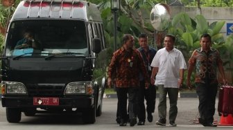 Gubernur Aceh Irwandi Yusuf dibawa ke gedung KPK setelah diamankan untuk diperiksa di Jakarta, Rabu (4/7).