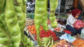 Pedagang kebutuhan pokok di Pasar Rumput, Jakarta, Selasa (3/7).