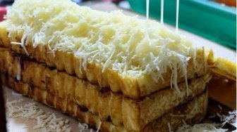 Dagangan Masih Tersisa Banyak, Aksi Penjual Roti Bakar Bikin Nyesek