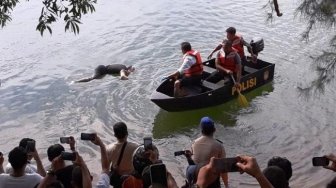 Mayat Berbaju Dalam Hitam dan Terikat Koper Mengambang di Waduk