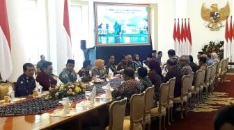 Bertemu Jokowi, Bupati se-Indonesia Bebas Curhat