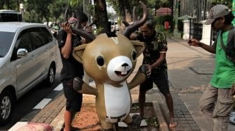 Para pekerja tampak menyelesaikan dan memasang maskot serta tulisan Asian Games 2018 di kawasan Balai Kota DKI, Jakarta, Kamis (5/7/2018). [Suara.com/Muhaimin A Untung]