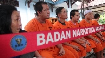 Sejumlah tersangka dari beberapa kasus yang dihadirkan saat pemusnahan barang bukti narkotika di Kantor Badan Narkotika Nasional (BNN), Jakarta, Kamis (5/7/2018). [Suara.com/Muhaimin A Untung]