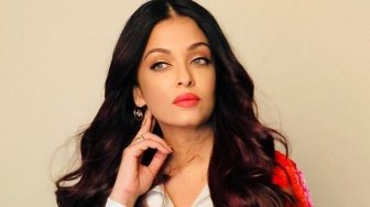 6 Potret Aishwarya Rai di Paris Fashion Week, Curi Perhatian dengan Baju Serba Putih