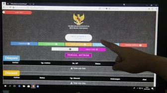 Suasana dan aktivitas di ruangan pendaftaran sengketa hasil pemilihan umum Gedung Mahkamah Konstitusi (MK), Jakarta, Kamis (5/7/2018). [Suara.com/Oke Atmaja]