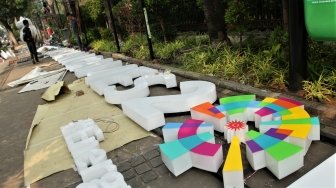 Para pekerja tampak menyelesaikan dan memasang maskot serta tulisan Asian Games 2018 di kawasan Balai Kota DKI, Jakarta, Kamis (5/7/2018). [Suara.com/Muhaimin A Untung]