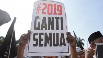 Ratusan massa kegiatan unjuk rasa bertajuk Aksi 67 Tegakkan Keadilan melakukan long march menuju Bareskrim Polri, Gedung KKP, Jalan Medan Merdeka Timur, Jumat (6/7/2018). [Suara.com/Muhaimin A Untung]