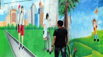 Sejumlah warga tampak melintas di samping beberapa lukisan mural tiga dimensi di kawasan Jatinegara, Jakarta, Jumat (6/7/2018). [Suara.com/Muhaimin A Untung]