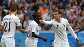 Pencetak gol kedua Timnas Prancis ke gawang Uruguay, Antoine Griezmann (kanan) memberi instruksi pada rekan setimnya, Lucas Hernandez (kiri) Dimitar DILKOFF / AFP)