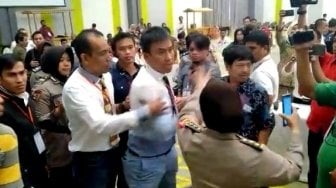 Rapat Rekapitulasi Pilkada Makassar Diwarnai Keributan